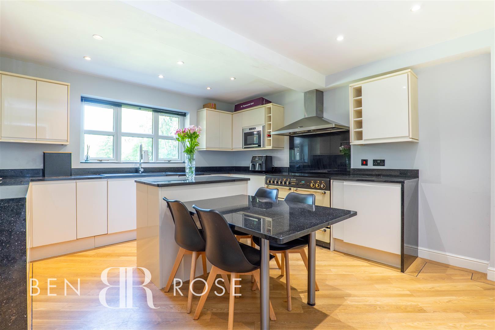 5 bed property in Valley Road, Preston